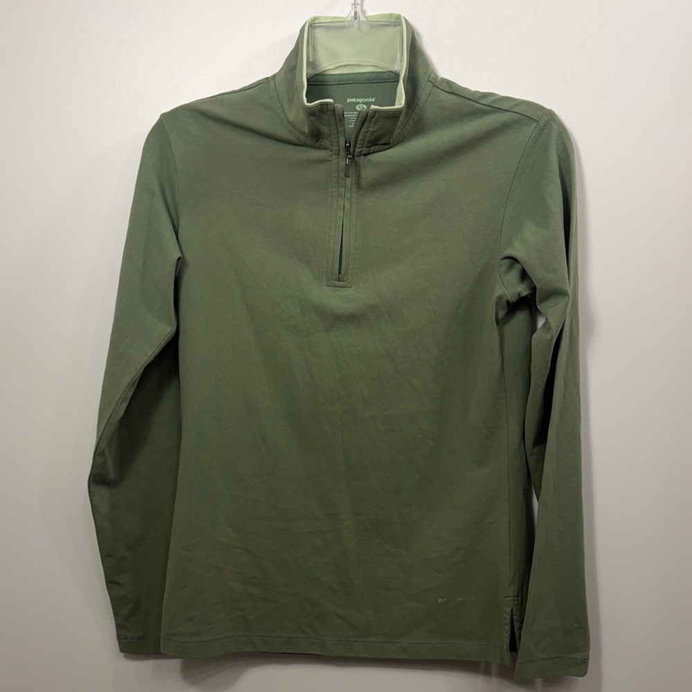 Patagonia women’s green organic cotton 1/4 zip lightweight jacket size XS.